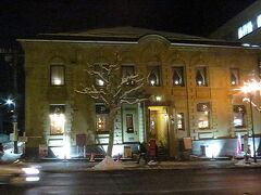 通りをはさんで、「旧北海道銀行本店」があります。
明治45（1912）年竣工、石造2階建の建物です。