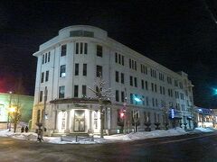 こちらは「旧北海道拓殖銀行小樽支店」です。
大正12（1923）年竣工、鉄筋コンクリート造4階建の建物です。