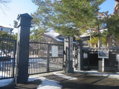 バス停横の道に入り、坂道を登ると「小樽貴賓館(旧青山別邸)」がありました。
