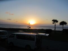 楽しいダイビングを終えてGala青い海前の夕日。時刻は午後６時。沖縄と言えども１０月になるとこの時間にはお日様がこんなに低くなっちゃう。