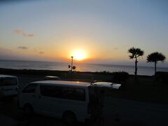 楽しいダイビングを終えてGala青い海前の夕日。時刻は午後６時。沖縄と言えども１０月になるとこの時間にはお日様がこんなに低くなっちゃう。