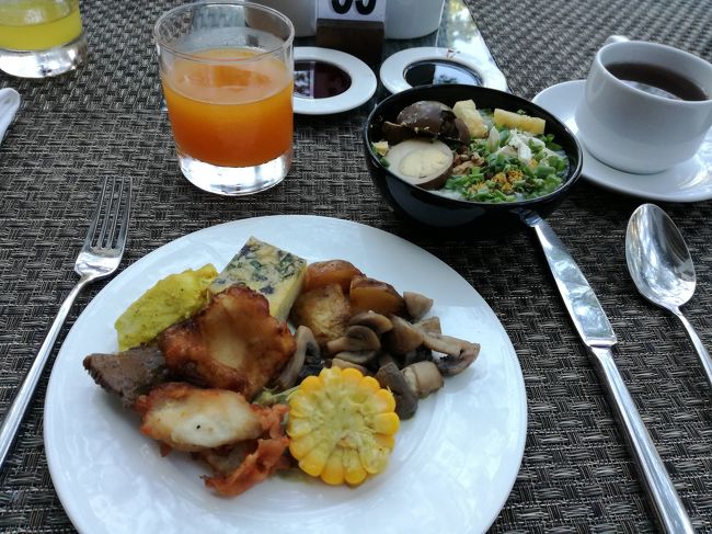 コートヤードの朝食ビュッフェ。<br />喉が痛すぎる私は、必死で香辛料の入ってなさそうな料理を探します。。でもそれはバリでは難しいのです〜〜。涙