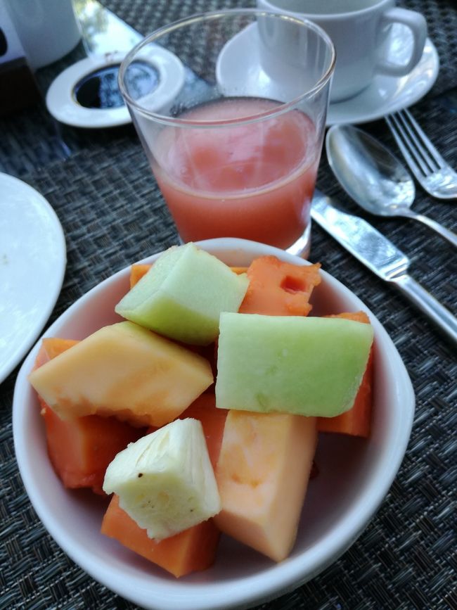 とりあえず果物で栄養補給。<br />残念ながらここのホテルもジュースステーションが無かったので、オリジナルジュースは飲めませんでした。