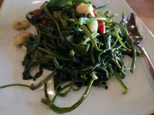 ランチです。この日あまり写真が無いのは、私が熱発して死んでいたからです……。。<br />本当は10時からお友達の現地ガイドさんに色々連れて行ってもらう予定でしたが、私の具合が悪すぎて13時からに変更してもらいました。<br />そして私は朝食後、ガタガタ震えながらスイートのベッドで死んでいました………。。<br />こんなスイートの使い方、したくなかった………！！！<br /><br />久々に会ったガイドさんがとても親切にしてくれて、お粥の食べられる美味しいお店に連れてきてくれました。<br /><br />しかしこの空芯菜は唐辛子がきいていて私は食べられなかった…。。