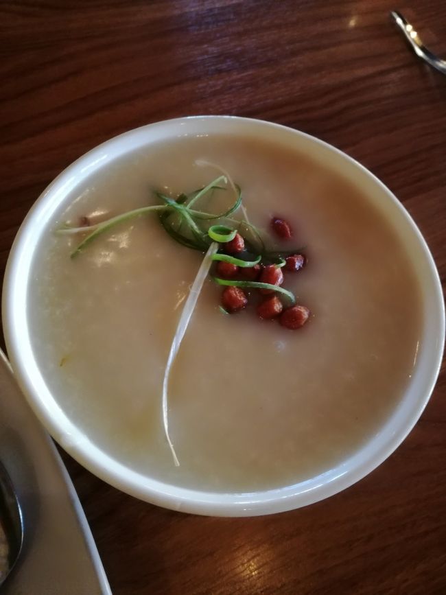 海鮮のお粥。美味しかった……！！<br />いっぱい汗かいて熱が下がったので、ちょっと元気になった！