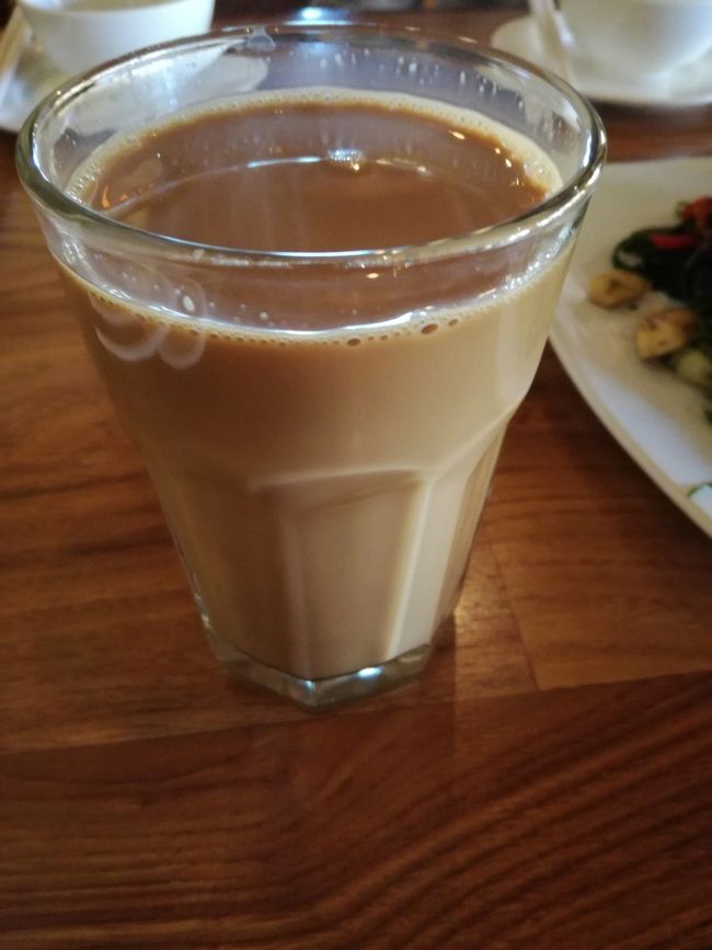 ホットミルクティー、激甘、大量、、、<br />普通にフレッシュフルーツジュースにすべきだった。。。