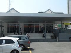 ホテルに着いてからジョグジャカルタのトゥグ駅
にタクシーで行った。
ジョクジャカルタ駅の隣にチケット販売の建物が
あったので窓口で予約したチケットの交換をした。
入口の前にチケット販売の自動販売機があったが
使い方が分からないので窓口に行くことにした。
ソロ行の当日券の販売の列に並んでしまった。
でもすぐにチケットに交換してくれた。