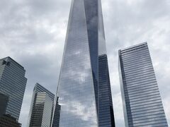 そして復活の象徴とも言える犠牲地跡に建つワンワールドトレードセンター。
541m、104階建の規模は世界で6番目の高さのビルになるとか。
外からの姿に見とれてすっかり上に登るの忘れてた！