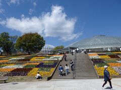 さて、バスに乗ること10分くらいでフルーツ公園に到着。
お天気も良くなってきて、暑くなってきました。でも、風は冷たい。

フルーツ公園バス停で降りるとこちら近くに到着します。
入園料は無料です。

フルーツパークまで乗ると公園の丘の上に方にでます、帰りはそちらから乗りました。

