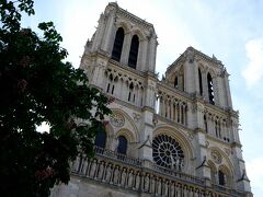ゴシック様式のフランスで最も有名な教会であるノートルダム大聖堂の西側正面です。