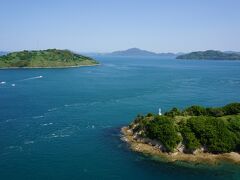 天気がいいので、青い海と緑の島がとても美しい。 
瀬戸内海の島の多さを実感します。
 
適当な休憩所で一息ついたり、景色のいいところでしばらく景色を眺めていたりして、結局１時間かけてまずは来島海峡大橋を「制覇」。 
自転車なら２０分くらいで渡れただろうになあ。 
