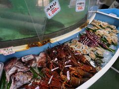 道の駅は「浜焼き」のお客さんで大混雑。 
あわびとか鯛とかの「浜焼き」はおいしそうです。 