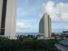 カーテンを開けると晴れ。
一応海も恋人岬も見えたりします。
