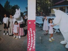 ムーミンと握手する娘