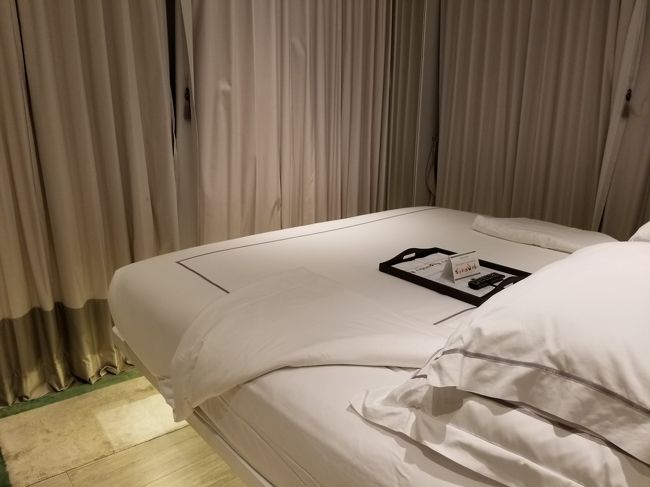 お部屋は、一番高い「リヴァアルンプレミアムジャグジースイート」にしました。<br /><br />一番高いとは言え、1泊2万円ほどです。<br /><br />こちらは入って左に行った所にあるベッドルーム。