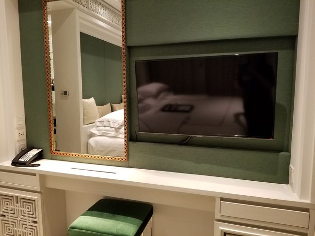 ベッドルームにもドレッサーのような物がありますが、バスルームが広いのでそちらの方が使いやすいです。