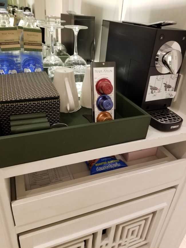 コーヒーメーカーに水。<br />水は無料の物が4本ありました。