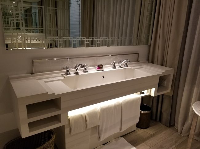 入って正面の部屋。<br />バスルームです。<br /><br />こちらのスイートはお部屋が3つに分かれていまして、ベッドルーム、バスルーム、リビングとなっています。