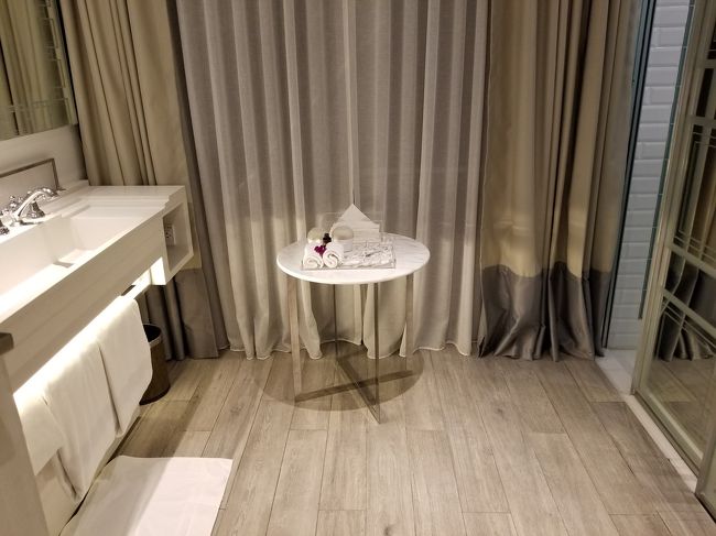 洗面はツインです。<br /><br />左側が洗面、右側奥がシャワー。<br />右側手前がトイレです。<br /><br />