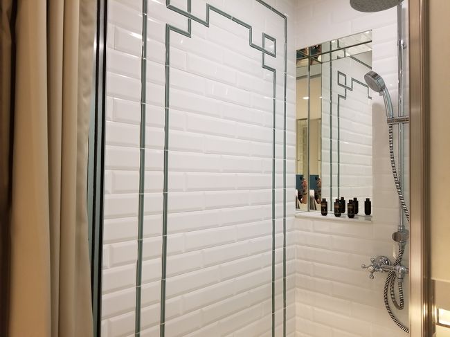 シャワーです。<br /><br />お風呂はありませんが、テラスにジャグジーが付いています。