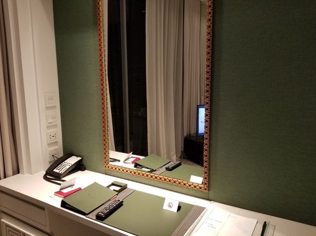 リビングにも壁に沿って、物を置ける机が作り付けになってました。<br />そういうのって便利です。