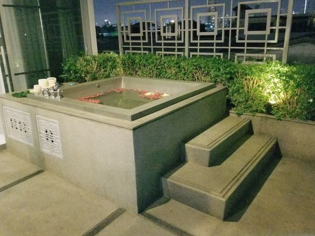 そう言えば夜には入らなかったです。<br /><br />昼間に水着を着て入りましたが。<br /><br />夜の方が雰囲気良いですね。