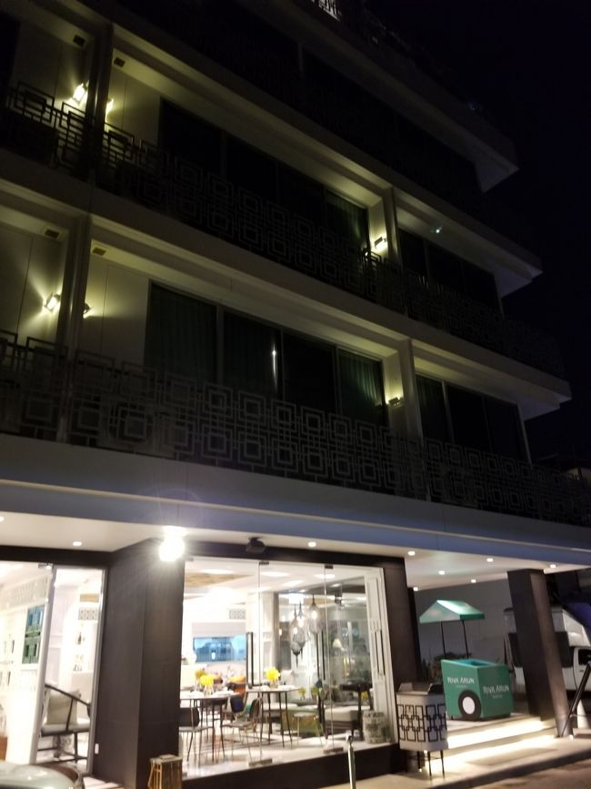 ホテルに到着したのは20時。<br /><br />近くのカフェなどのお店はもう閉まっている時間でした。