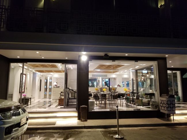 リヴァアルンバンコクの周辺だけが明るい。<br /><br />でも、ホテルの小道を入る辺りにホテルのガードマンさんがいて、中に入っていくタクシーを止めて確認してました。