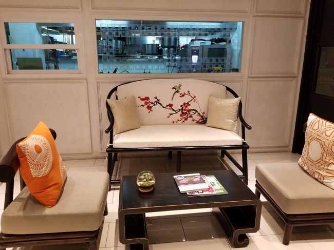 アンティークな感じのソファも設置されています。