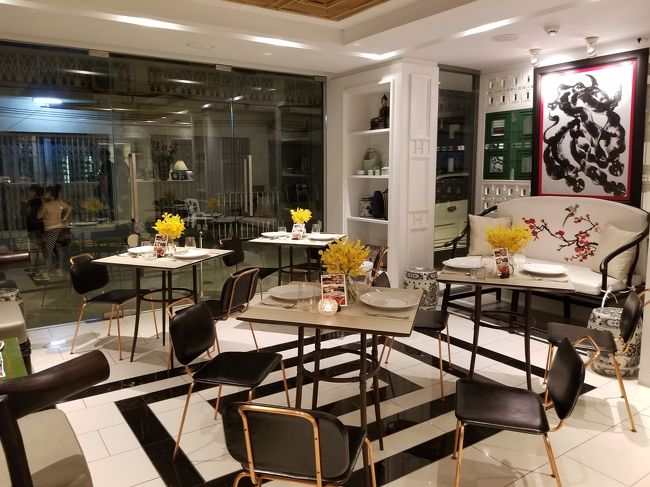 ホテルロビーです。<br /><br />小さいロビーながら、こちらで簡単にお茶する事も出来るようです。