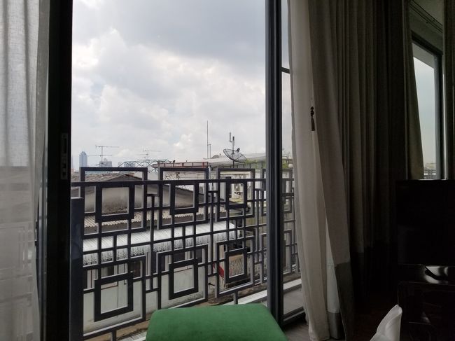 リビングの左側。<br /><br />マッサージ店とかがあります。