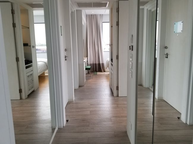 ベッドルームから廊下を見た所。<br />突き当たりがリビングです。