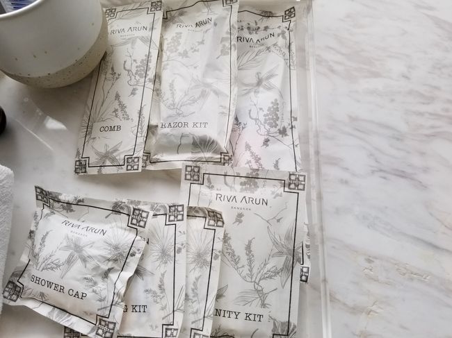 ホテルのアメニティです。<br /><br />洗面用のコップは、これはセラドン焼きかな？