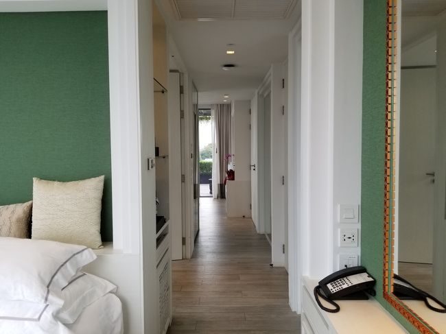 ベッドルームからリビング方面を写したところ。<br /><br />ちょっとしたマンションの部屋みたいでした。