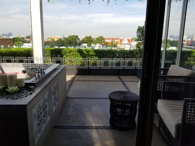 リビングの中からテラスを。