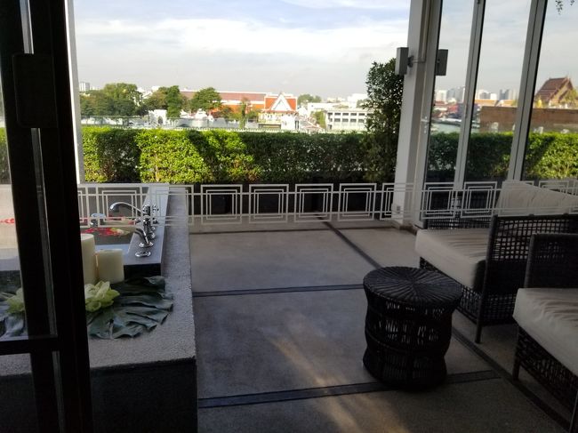 椅子の後ろはミラーで出来た壁になってます。<br /><br />