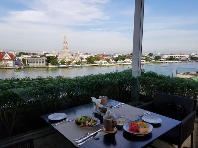 ワットアルンが一番近くに見える席に案内してくれました。