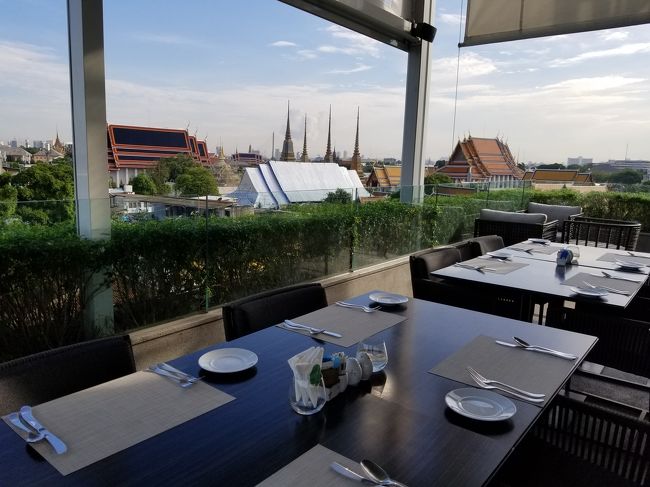 反対側にはワットポーが。<br /><br />このレストラン、夜はなかなか良さそうですよ。