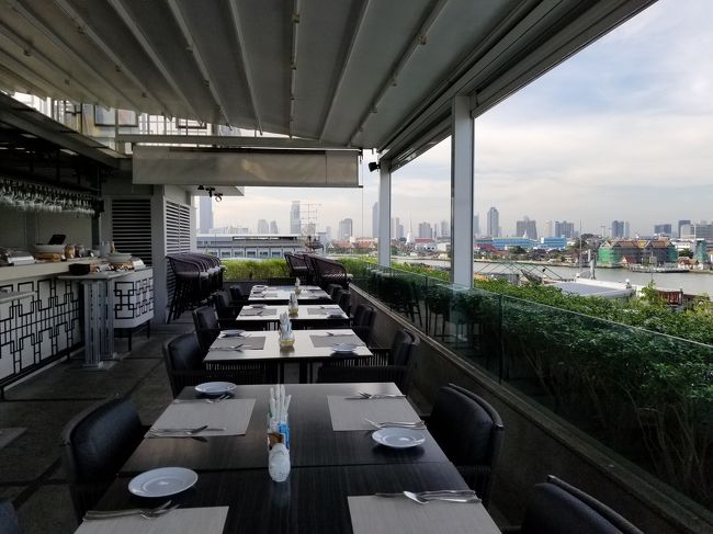 向こう側はサパーンタクシン方面です。