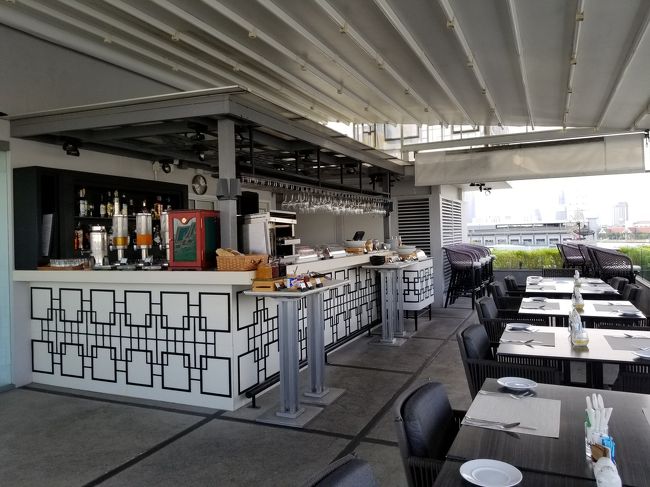 サラダやパンやフルーツなどは、こちらのカウンターに置かれているので、好きなだけ取りに行く事が出来ます。