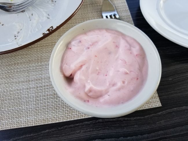 夫はストロベリーヨーグルトも注文してました。