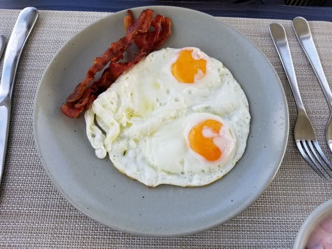夫の注文の目玉焼きとベーコン。<br /><br />凄く美味しいと言ってました。