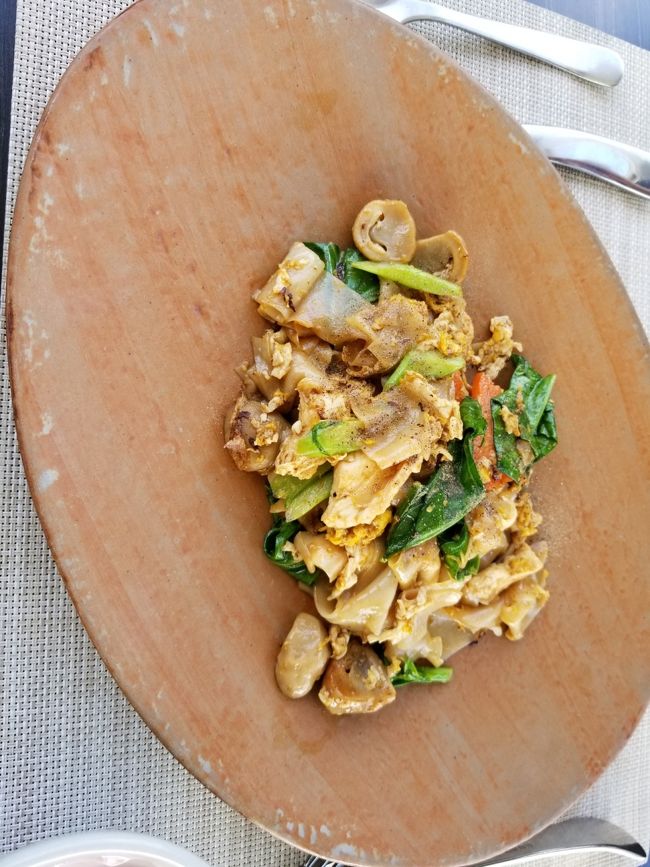 夫のパッタイ。<br /><br />平麺タイプですが、味付けが日本人は好み。<br />夫は絶賛してました。<br />私も少し貰いましたが、確かに美味しい。<br /><br />ディナータイムも期待出来るのでは？