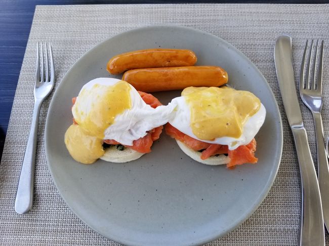 私の注文のエッグズベネディクト。<br /><br />チキンソーセージも添えてもらいました。