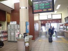 しなの鉄道の上田駅改札はこじんまり。