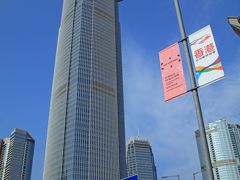 対岸に渡ると目の前に巨大なビルが。
93階建てで香港島で一番高いＩＦＣビルです。
高層ビルが青空に映えます。