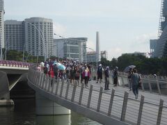 マーライオン公園に繋がるエスプラネード橋上の観光客の中には日傘をさしている人が目立ちます。