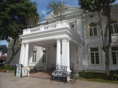 The Art House (旧議事堂）です。ラッフルズの上陸記念像がある場所のすぐ近くです。1827年に建設されたシンガポールで最も古い政府関係の建物ですが、現在は展示会やコンサートなどで使用されているそうです。英国風の見事な建造物です。
英国人が主導して、この付近からシンガポールの町が発展していったことが伺えます。