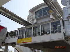 牧志駅は、久茂地川と国際通りがクロスしている交差点の上にある。