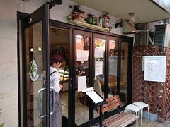 お店の前に列ができてたから、待ち多いな～と思いながら近づいたら15時OPEN待ちの方たちでした。
無事に1順目で入店♪
ひとりだったのでカウンターに通されました(´ω｀*